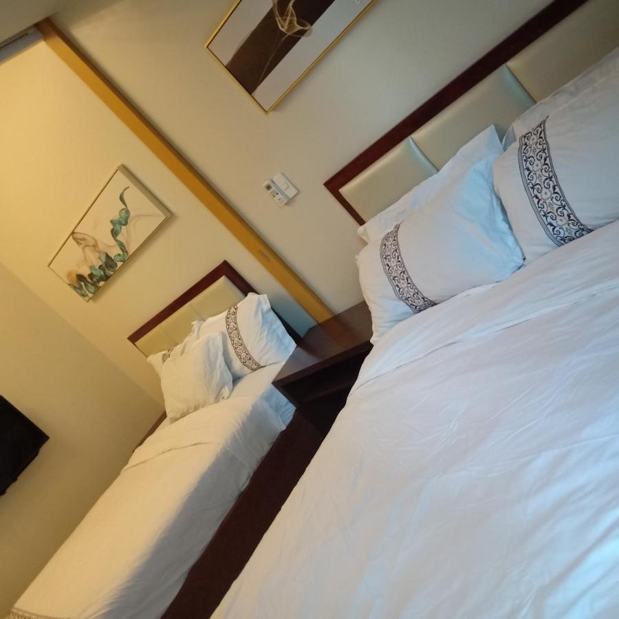 One Uptown Opposite Of Grandhyatt Hotel Manila Taguig City Ngoại thất bức ảnh